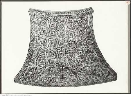 Vorderseite von ICCD [https://www.deutsche-digitale-bibliothek.de/content/lizenzen/rv-ez/] Mosaik mit geometrischen Figuren (Rauten, Sterne), Perlschnüren und Delfinen - , bh066269_recto. Foto.