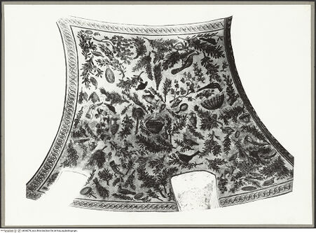 Vorderseite von ICCD [https://www.deutsche-digitale-bibliothek.de/content/lizenzen/rv-ez/] Mosaik mit Pflanzen, Vögeln und weiteren Motiven - Gesamtaufnahme, bh066278_recto. Foto.