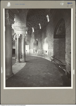 Vorderseite von ICCD [https://www.deutsche-digitale-bibliothek.de/content/lizenzen/rv-ez/] Mausoleo di Santa CostanzaInnenraum - Blick in den Umgang, bh066396_recto. Foto.