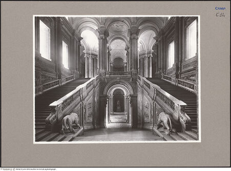 Vorderseite von Sopr. BAS NA [https://www.deutsche-digitale-bibliothek.de/content/lizenzen/rv-ez/] Palazzo RealeScalone d'onore - Blick vom ersten Wendepodest Richtung Vestibolo superiore, bh066519_recto. Foto.