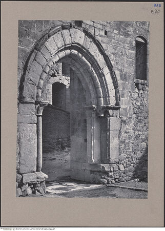 Vorderseite von unbekannt [https://www.deutsche-digitale-bibliothek.de/content/lizenzen/rv-fz/] Castello di LagopesoleGroßer (nördlicher) Hof - Nordwand, Portal, bh067301_recto. Foto: Renger-Patzsch, Albert.