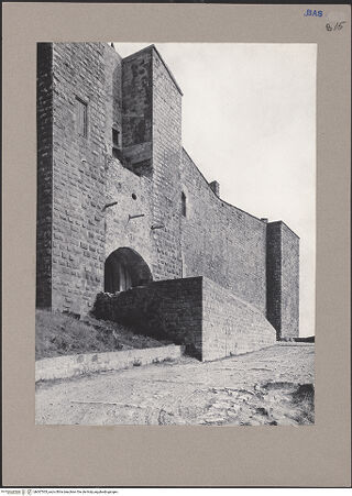 Vorderseite von unbekannt [https://www.deutsche-digitale-bibliothek.de/content/lizenzen/rv-fz/] Castello di LagopesoleAußenwände und TürmeWestwand - Tortürme und Außenwände, bh067303_recto. Foto: Renger-Patzsch, Albert.