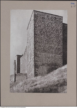 Vorderseite von unbekannt [https://www.deutsche-digitale-bibliothek.de/content/lizenzen/rv-fz/] Castello di LagopesoleAußenwände und TürmeWestwand - Südwestliche Turm und Außenwände von Südwesten, bh067304_recto. Foto: Renger-Patzsch, Albert.