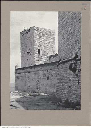 Vorderseite von Renger-Patzsch, Albert [https://www.deutsche-digitale-bibliothek.de/content/lizenzen/rv-ez/] CastelloNordwestlicher Turm - Ansicht von Südwesten, bh067305_recto. Foto: Renger-Patzsch, Albert.
