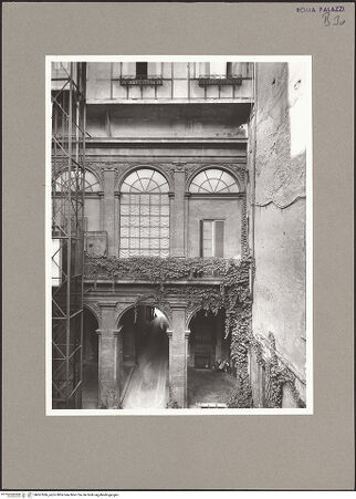 Vorderseite von ICCD (GFN) [https://www.deutsche-digitale-bibliothek.de/content/lizenzen/rv-ez/] Palazzo Ruggieri (Palazzo Ruggeri) - Fassade zum Hof mit Loggia, bh067686_recto. Foto.