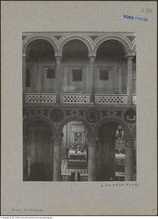 Vorderseite von Bibliotheca Hertziana [https://www.deutsche-digitale-bibliothek.de/content/lizenzen/rv-fz/] Sant'Agnese fuori le MuraInnenraumrechtes Seitenschiff (Südseitenschiff) - Blick vom Mittelschiff in die rechte Empore, bh068273_recto. Foto: Schudt, Ludwig.