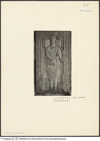 Vorderseite von (Bibliotheca Hertziana) [https://www.deutsche-digitale-bibliothek.de/content/lizenzen/rv-fz/] Grabplatte eines Bischofs - Gesamtansicht, bh068288_recto. Foto: Schudt, Ludwig.