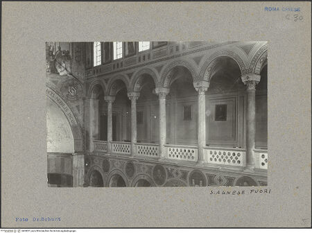 Vorderseite von Bibliotheca Hertziana [https://www.deutsche-digitale-bibliothek.de/content/lizenzen/rv-fz/] Sant'Agnese fuori le MuraInnenraumrechtes Seitenschiff (Südseitenschiff) - Blick vom Mittelschiff in die rechte Empore, Schrägsicht, bh068331_recto. Foto: Schudt, Ludwig.