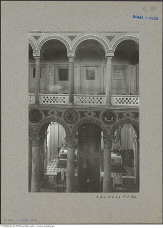 Vorderseite von Bibliotheca Hertziana [https://www.deutsche-digitale-bibliothek.de/content/lizenzen/rv-fz/] Sant'Agnese fuori le MuraInnenraumrechtes Seitenschiff (Südseitenschiff) - Blick vom Mittelschiff in die rechte Empore, bh068383_recto. Foto: Schudt, Ludwig.