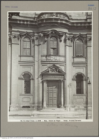 Vorderseite von Alinari [https://www.deutsche-digitale-bibliothek.de/content/lizenzen/rv-ez/] Santa Maria in VallicellaOratorio di San Filippo Neri - Fassade, Detail: Mittelachse, Portal, bh069071_recto. Foto.
