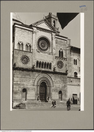 Vorderseite von Hanke (Bonn) [https://www.deutsche-digitale-bibliothek.de/content/lizenzen/rv-ez/] San FelicianoSüdwestliche Querhausfassade - Gesamtansicht, bh069135_recto. Foto: Hanke, Heinz.