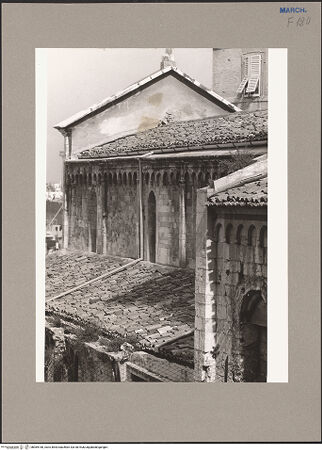 Vorderseite von Hanke [https://www.deutsche-digitale-bibliothek.de/content/lizenzen/rv-ez/] Santa Maria della PiazzaSüdfassade - Obergaden, Teilansicht, bh069168_recto. Foto.