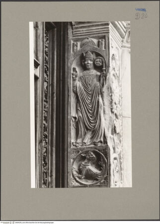 Vorderseite von Hanke (Bonn) [https://www.deutsche-digitale-bibliothek.de/content/lizenzen/rv-ez/] SeitenportalSegnende Bischofsfigur (angeblich der Auftraggeber Anselm, Bischof von Foligno und Nocera) - Gesamtansicht, bh069256_recto. Foto: Hanke, Heinz.