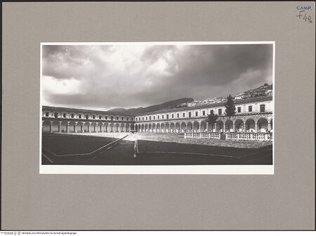 Vorderseite von Sopr. BAS NA [https://www.deutsche-digitale-bibliothek.de/content/lizenzen/rv-ez/] Certosa di San LorenzoChiostro grande - Blick in den Kreuzgang von Süden, bh069645_recto. Foto.