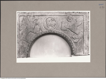 Vorderseite von Sopr. BAS NA [https://www.deutsche-digitale-bibliothek.de/content/lizenzen/rv-ez/] Agnus Dei zwischen den Evangelistensymbolen des  Johannes und des Markus - Gesamtansicht, bh069650_recto. Foto.