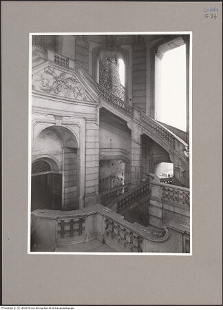 Vorderseite von Sopr. BAS NA [https://www.deutsche-digitale-bibliothek.de/content/lizenzen/rv-ez/] Certosa di San Lorenzo - Blick vom ersten Absatz ins Treppenhaus, bh069700_recto. Foto.