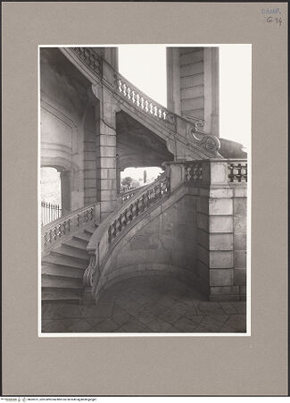 Vorderseite von Sopr. BAS NA [https://www.deutsche-digitale-bibliothek.de/content/lizenzen/rv-ez/] Certosa di San Lorenzo - Treppenlauf vom Erdgeschoss ins Obergeschoss, bh069701_recto. Foto.