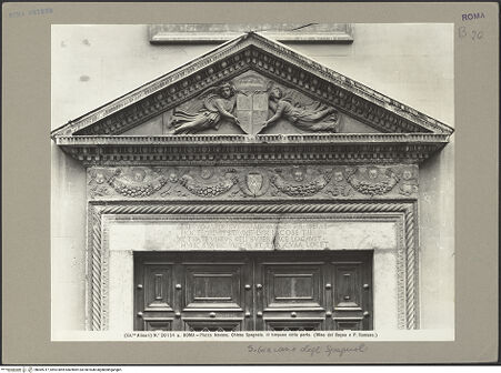 Vorderseite von Alinari [https://www.deutsche-digitale-bibliothek.de/content/lizenzen/rv-ez/] Portalskulptur - oberer Teil, bh069717_recto. Foto.