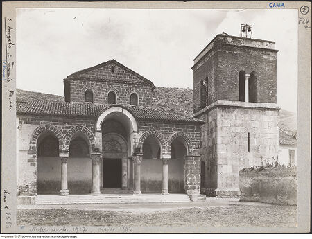 Vorderseite von ICCD [https://www.deutsche-digitale-bibliothek.de/content/lizenzen/rv-ez/] Sant'Angelo in Formis - Gesamtansicht der Fassade und des Campanile, von Westen, bh069744_recto. Foto.