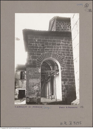 Vorderseite von Bibliotheca Hertziana [https://www.deutsche-digitale-bibliothek.de/content/lizenzen/rv-fz/] Sant'Angelo in FormisWestfassadePortikus - Ansicht der Vorhalle von Süden, bh069746_recto. Foto: Sansaini, Renato.