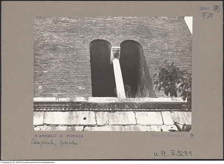 Vorderseite von Bibliotheca Hertziana [https://www.deutsche-digitale-bibliothek.de/content/lizenzen/rv-fz/] Sant'Angelo in Formis - Ansicht der Ostseite, Biforium, bh069756_recto. Foto: Sansaini, Renato.