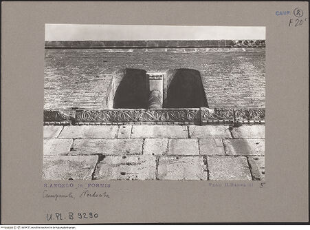 Vorderseite von Bibliotheca Hertziana [https://www.deutsche-digitale-bibliothek.de/content/lizenzen/rv-fz/] Ornamentale Gesimse des CampanileGurtgesims mit zwei Ornamentzonen (Typ 3: Anthemion mit stilisierten Palmetten und Zahnschnitt) - Nordseite, zentraler Abschnitt, darüber Biforium, bh069757_recto. Foto: Sansaini, Renato.