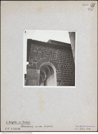 Vorderseite von Bibliotheca Hertziana [https://www.deutsche-digitale-bibliothek.de/content/lizenzen/rv-fz/] Sant'Angelo in FormisWestfassadePortikus - Vorhalle, Südseite, Bauabsatz, bh069758_recto. Foto: Schwarz, Heinrich Mathias.