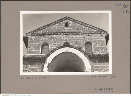 Vorderseite von Bibliotheca Hertziana [https://www.deutsche-digitale-bibliothek.de/content/lizenzen/rv-fz/] Sant'Angelo in FormisWestfassade - Fassade, Detail: Rundbogen des Mitteljochs der Portikus und Giebelzone, bh069759_recto. Foto: Sansaini, Renato.