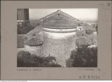 Vorderseite von Bibliotheca Hertziana [https://www.deutsche-digitale-bibliothek.de/content/lizenzen/rv-fz/] Sant'Angelo in FormisOstfassade (Apsiden) - Ansicht von Osten, bh069760_recto. Foto: Sansaini, Renato.