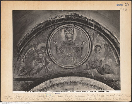 Vorderseite von Alinari [https://www.deutsche-digitale-bibliothek.de/content/lizenzen/rv-ez/] PortalObere Lünette: Von zwei Engeln getragenes Medaillon mit Maria Regina - Gesamtansicht, bh069826_recto. Foto: Anderson, Domenico.