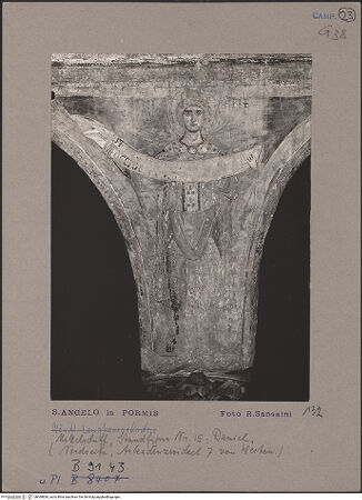 Vorderseite von Bibliotheca Hertziana [https://www.deutsche-digitale-bibliothek.de/content/lizenzen/rv-fz/] Szenen aus dem Neuen Testament und ProphetenNordwand: Szenen aus dem Leben Christi und ProphetenArkadenzwickel mit der Darstellung von einer Sibylle, ganzfigurigen Propheten und KönigenProphet Daniel - Gesamtansicht, bh069836_recto. Foto: Sansaini, Renato.