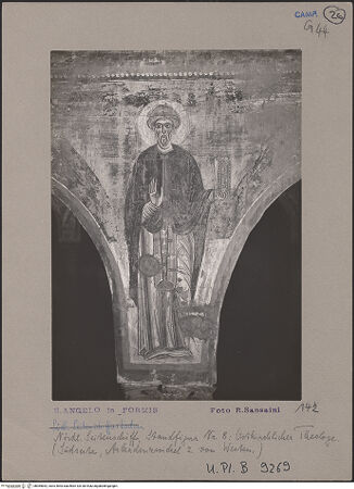 Vorderseite von Bibliotheca Hertziana [https://www.deutsche-digitale-bibliothek.de/content/lizenzen/rv-fz/] Szenen aus dem Alten Testament, Martyriumsszene und HeiligendarstellungenArkadenzwickel des nördlichen Seitenschiffes: Darstellung männlicher HeiligerHeiliger Theologe der Ostkirche, in seiner erhobenen Linken ein geschlossenes Buch haltend - Gesamtansicht, bh069852_recto. Foto: Sansaini, Renato.