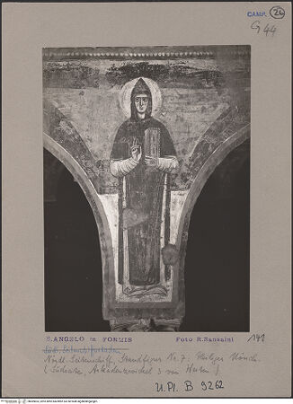 Vorderseite von Bibliotheca Hertziana [https://www.deutsche-digitale-bibliothek.de/content/lizenzen/rv-fz/] Szenen aus dem Alten Testament, Martyriumsszene und HeiligendarstellungenArkadenzwickel des nördlichen Seitenschiffes: Darstellung männlicher HeiligerHeiliger Mönch mit Buch, die rechte Hand zum Segensgestus erhoben - Gesamtansicht, bh069853_recto. Foto: Sansaini, Renato.