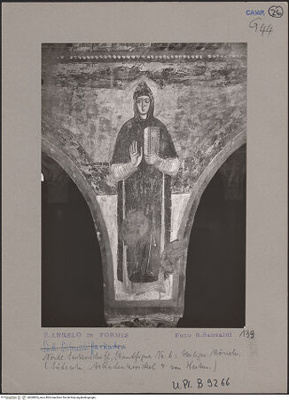 Vorderseite von Bibliotheca Hertziana [https://www.deutsche-digitale-bibliothek.de/content/lizenzen/rv-fz/] Szenen aus dem Alten Testament, Martyriumsszene und HeiligendarstellungenArkadenzwickel des nördlichen Seitenschiffes: Darstellung männlicher HeiligerHeiliger Mönch mit Buch - Heiliger Mönch, bh069854_recto. Foto: Sansaini, Renato.