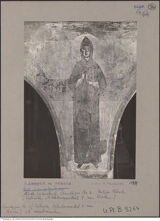 Vorderseite von Bibliotheca Hertziana [https://www.deutsche-digitale-bibliothek.de/content/lizenzen/rv-fz/] Szenen aus dem Alten Testament, Martyriumsszene und HeiligendarstellungenArkadenzwickel des nördlichen Seitenschiffes: Darstellung männlicher HeiligerHeiliger Mönch mit Buch - Gesamtansicht, bh069859_recto. Foto: Sansaini, Renato.