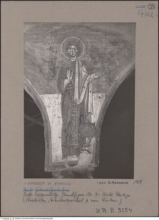 Vorderseite von Bibliotheca Hertziana [https://www.deutsche-digitale-bibliothek.de/content/lizenzen/rv-fz/] Szenen aus dem Alten Testament, Martyriumsszene und HeiligendarstellungenArkadenzwickel des südlichen Seitenschiffes: Darstellung weiblicher HeiligerWeibliche Heilige mit einer Krone in der erhobenen Linken - Gesamtansicht, bh069862_recto. Foto: Sansaini, Renato.