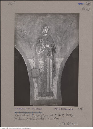 Vorderseite von Bibliotheca Hertziana [https://www.deutsche-digitale-bibliothek.de/content/lizenzen/rv-fz/] Szenen aus dem Alten Testament, Martyriumsszene und HeiligendarstellungenArkadenzwickel des südlichen Seitenschiffes: Darstellung weiblicher HeiligerWeibliche Heilige - Gesamtansicht, bh069865_recto. Foto: Sansaini, Renato.