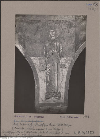 Vorderseite von Bibliotheca Hertziana [https://www.deutsche-digitale-bibliothek.de/content/lizenzen/rv-ez/] Szenen aus dem Alten Testament, Martyriumsszene und HeiligendarstellungenArkadenzwickel des südlichen Seitenschiffes: Darstellung weiblicher HeiligerWeibliche Heilige - Heilige, bh069868_recto. Foto: Sansaini, Renato.