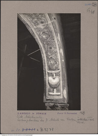 Vorderseite von Bibliotheca Hertziana [https://www.deutsche-digitale-bibliothek.de/content/lizenzen/rv-ez/] SüdwandBogenlaibungen - Siebte Arkade, westlicher Teil, bh069939_recto. Foto: Sansaini, Renato.