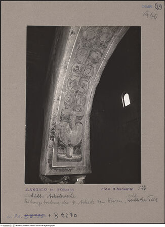 Vorderseite von Bibliotheca Hertziana [https://www.deutsche-digitale-bibliothek.de/content/lizenzen/rv-ez/] SüdwandBogenlaibungen - Vierte Arkade, östlicher Teil, bh069942_recto. Foto: Sansaini, Renato.