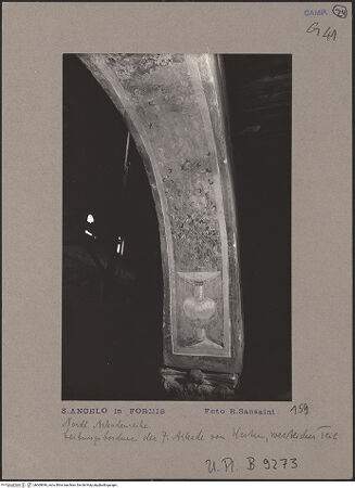 Vorderseite von Bibliotheca Hertziana [https://www.deutsche-digitale-bibliothek.de/content/lizenzen/rv-fz/] Szenen aus dem Neuen Testament und ProphetenNordwand: Szenen aus dem Leben Christi und ProphetenDekoration der BogenlaibungenOrnamentband mit aus Vasen aufsteigenden und sich verflechtenden Ranken - Siebte Arkade, westlicher Teil, bh069946_recto. Foto: Sansaini, Renato.