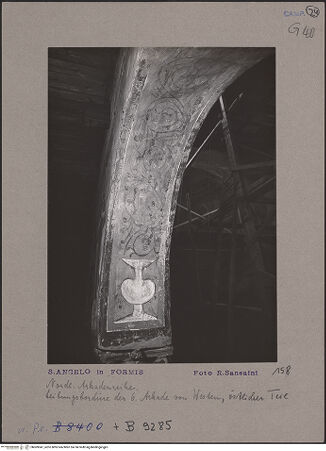 Vorderseite von Bibliotheca Hertziana [https://www.deutsche-digitale-bibliothek.de/content/lizenzen/rv-fz/] Szenen aus dem Neuen Testament und ProphetenNordwand: Szenen aus dem Leben Christi und ProphetenDekoration der BogenlaibungenOrnamentband mit aus Vasen aufsteigenden Ranken - Sechste Arkade, östlicher Teil, bh069947_recto. Foto: Sansaini, Renato.