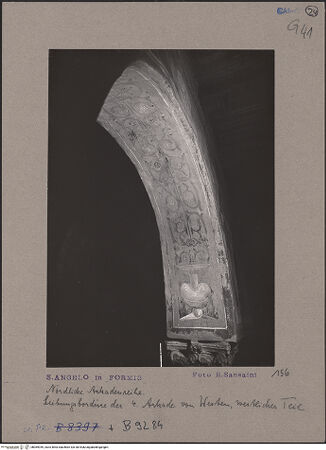 Vorderseite von Bibliotheca Hertziana [https://www.deutsche-digitale-bibliothek.de/content/lizenzen/rv-fz/] Szenen aus dem Neuen Testament und ProphetenNordwand: Szenen aus dem Leben Christi und ProphetenDekoration der BogenlaibungenOrnamentband mit aus Vasen aufsteigenden Ranken - Vierte Arkade, westlicher Teil, bh069949_recto. Foto: Sansaini, Renato.