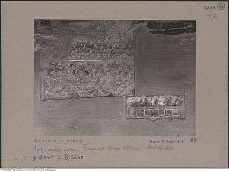 Vorderseite von Bibliotheca Hertziana [https://www.deutsche-digitale-bibliothek.de/content/lizenzen/rv-fz/] Majestas Domini mit Evangelistensymbolen, Erzengeln, Stifter und HeiligemUnteres Register: Fragmente einer dekorativen Sockelmalerei - Ausschnitt der rechten Seite: Fragment mit Rankenfries, stilisiertem Eierstab und Zahnschnitt, bh069964_recto. Foto: Sansaini, Renato.
