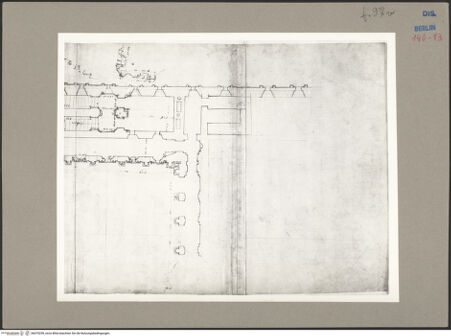 Vorderseite von Kunstbibliothek [https://www.deutsche-digitale-bibliothek.de/content/lizenzen/rv-ez/] Codex Destailleur DPalazzo Farnese: Grundriss des Obergeschosses und Maßskizze zum Treppenprofil - rechte Bildhälfte, bh070259_recto. Foto.