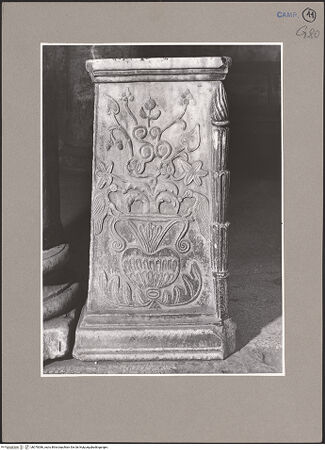 Vorderseite von Bibliotheca Hertziana [https://www.deutsche-digitale-bibliothek.de/content/lizenzen/rv-fz/] Weihwasserbecken mit Carafa-Wappen (umgearbeiteter römischer Grabaltar) - Linke Seite, Gesamtansicht, bh070386_recto. Foto.