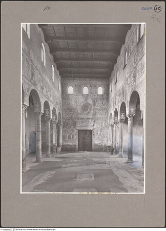 Vorderseite von Bibliotheca Hertziana [https://www.deutsche-digitale-bibliothek.de/content/lizenzen/rv-fz/] Sant'Angelo in FormisMittelschiff - Blick in Richtung Eingangswand, nach Westen, bh070388_recto. Foto.