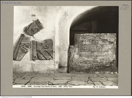 Vorderseite von Alinari [https://www.deutsche-digitale-bibliothek.de/content/lizenzen/rv-ez/] Sarkophag für Papst Nikolaus III. (+1280) und Kardinal Rainaldo Orsini (+1374) - Ansicht des Sarkophags (rechts) und Fragmente vom Grabmal Papst Julius III. (links), bh070915_recto. Foto.