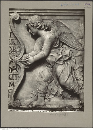 Vorderseite von Alinari [https://www.deutsche-digitale-bibliothek.de/content/lizenzen/rv-ez/] Grabmonument Papst Paul II.Sarkophag und Gisant - rechter Engel, die Inschrift haltend, bh070939_recto. Foto.