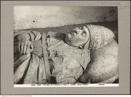 Vorderseite von Alinari [https://www.deutsche-digitale-bibliothek.de/content/lizenzen/rv-ez/] Grabmonument Papst Paul II.Sarkophag und Gisant - Liegefigur; Detail, bh070944_recto. Foto.